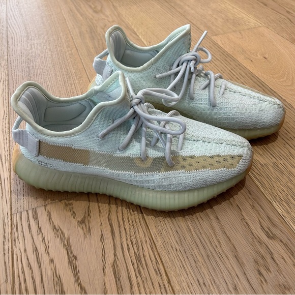 Yeezy Boost 350 v2 Hyperspace - Picture 2 of 13